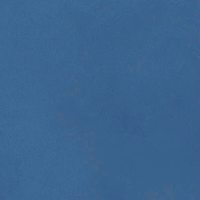 Feinsteinzeug in farbiger dunkelblauer Betonoptik 60x60 - Ital. Fliesen -  - Blaue, strukturierte Oberfläche mit feiner Maserung.