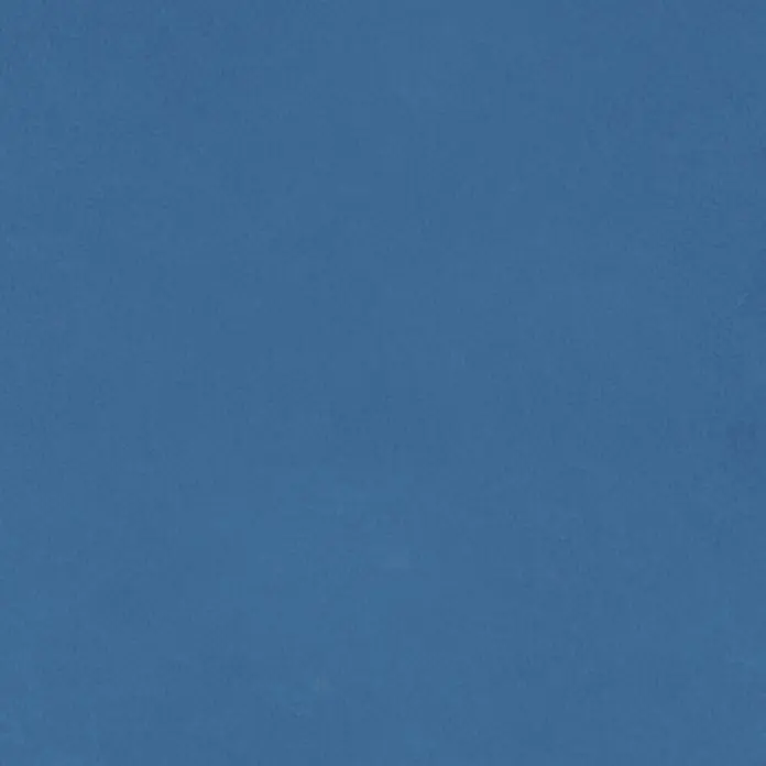 Feinsteinzeug in farbiger dunkelblauer Betonoptik 60x60 - Ital. Fliesen -  - Einfarbige blaue Oberfläche mit subtiler Textur.