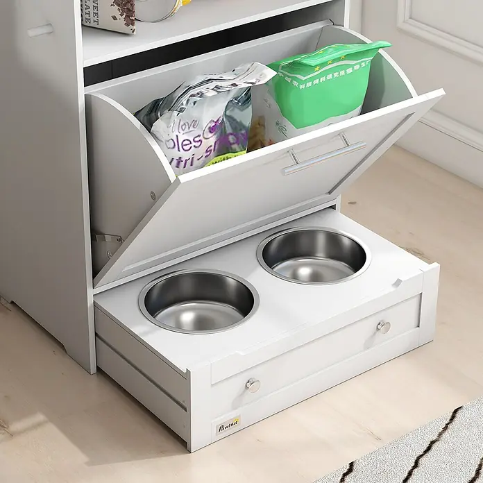 PawHut Haustier-Futterschrank Weiß 61L x 35,5B x 82H cm -  - Weiße Futterstation für Haustiere mit zwei ausziehbaren Edelstahlnäpfen und einem kippbaren Fach zur Futteraufbewahrung.