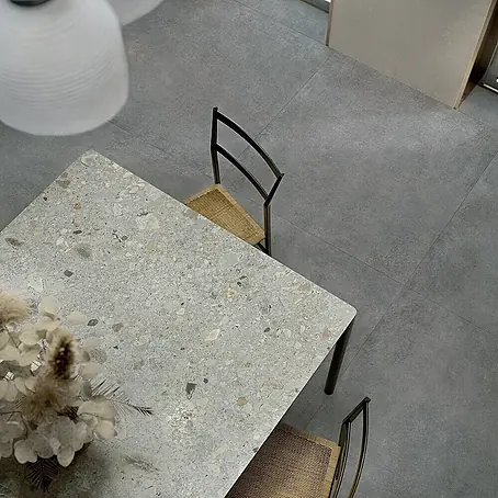 Feinsteinzeug in moderner dunkelgrauer Betonoptik 60x120 - Ital. Fliesen