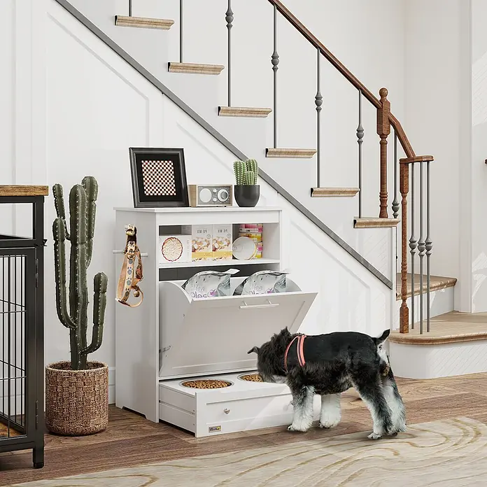 PawHut Haustier-Futterschrank Weiß 61L x 35,5B x 82H cm -  - Weißer Tierfutter-Schrank mit ausziehbaren Fressnäpfen, von einem Hund im Flur benutzt.