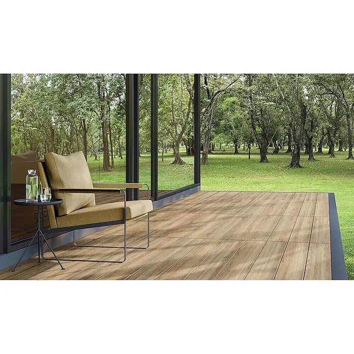 Feinsteinzeug in honigfarbener Holzoptik 20x120, rutschhemmend -  - Moderner olivfarbener Sessel und dunkler Beistelltisch auf Holzoptik-Outdoorfliesen für eine entspannende Naturkulisse.