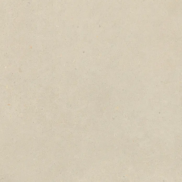 Feinsteinzeug in matter beiger Betonoptik 60x60 - Italienische Fliesen -  - Helle beige Fliese in Steinoptik mit feiner, dezent gesprenkelter Textur, geeignet für moderne Innenflächen.