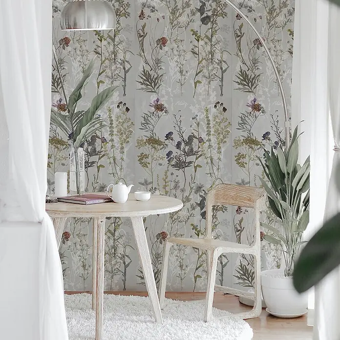 Dekorierte Wandfliese aus Feinsteinzeug 03 60x120 - Italienische Fliesen -  - Tapete mit dezentem Wildblumen- und Laubmuster in Naturtönen auf hellgrauem Grund, schmückt eine Esszimmerwand.