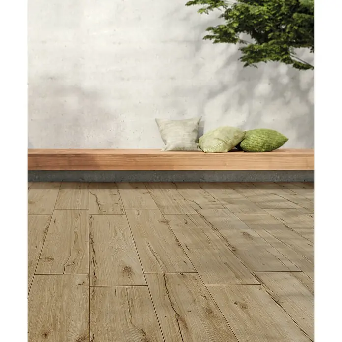 Feinsteinzeug in antiker honigfarbener matter Holzoptik 30x120 -  - Helle Holzfußbodenbretter in einem modernen Außenbereich mit Betonwand und Holzbank.