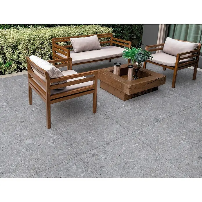 Feinsteinzeug in grauer Steinoptik 60x120, 20 mm, rutschhemmend -  - Graue, gesprenkelte Outdoor-Terrassenfliesen als stilvoller Boden für einen Holzmöbel-Sitzbereich.