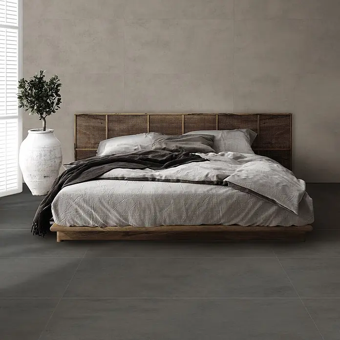 Feinsteinzeug in schwarzer Harzoptik 30x60 - Italienische Fliesen -  - Große dunkelgraue Bodenfliesen und hellere beige Wandfliesen schaffen ein modernes, minimalistisches Schlafzimmerdesign.