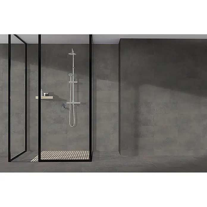 Feinsteinzeug in schwarzer Harzoptik 30x60 - Italienische Fliesen -  - Moderne Duschkabine mit schwarzem Rahmen, Glas, silbernem Duschsystem, grauem Flieseninterieur und hölzernem Lattenrost.