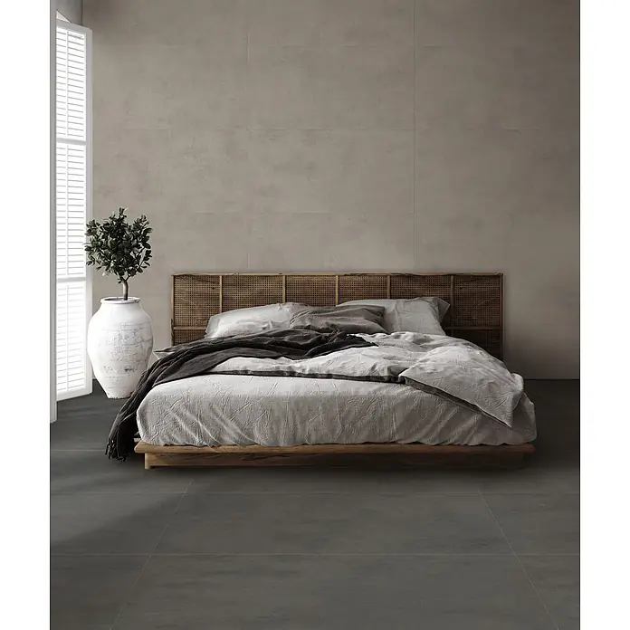 Feinsteinzeug in schwarzer Harzoptik 30x60 - Italienische Fliesen -  - Großformatige hellgraue Wand- und dunkelgraue Bodenfliesen in einem modernen Schlafzimmer.
