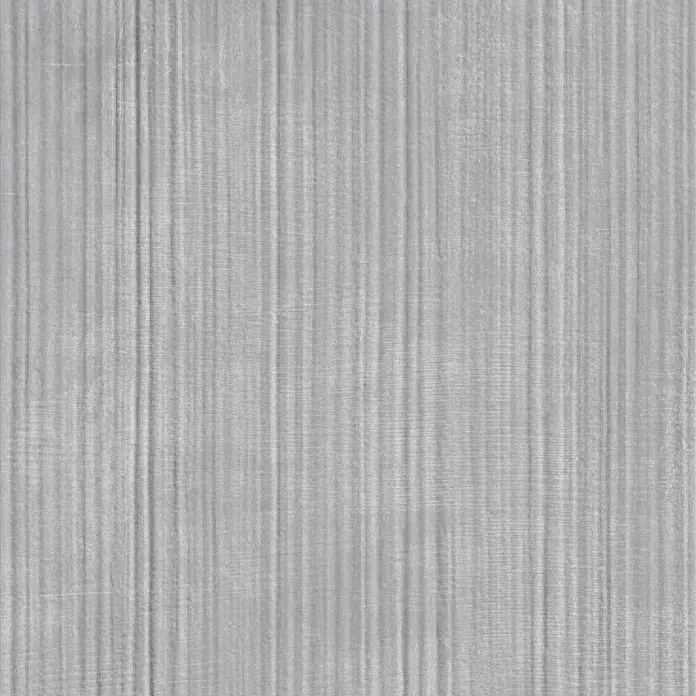 Feinsteinzeug Wandfliese in grauer geriffelter Betonoptik - Ital. Fliesen -  - Hellgraue gebürstete Metalltextur mit vertikaler Maserung.