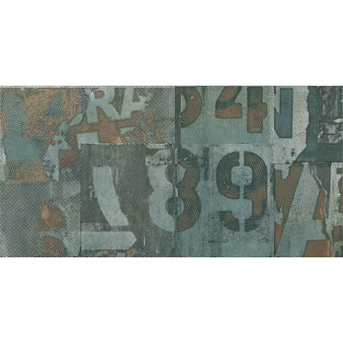 Dekorierte industrielle Feinsteinzeug Wandfliese in Grün - Ital. Fliesen -  - Fliese im Industriestil mit blaugrauen und braunen Schablonenzahlen und -buchstaben und Rasterpunktmuster.