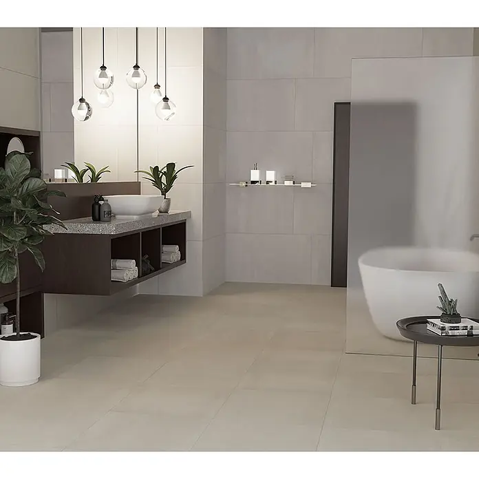 Feinsteinzeug in Betonoptik 120x120 - Italienische Fliesen -  - Helle graue Wand- und beige Bodenfliesen in einem modernen Badezimmer.