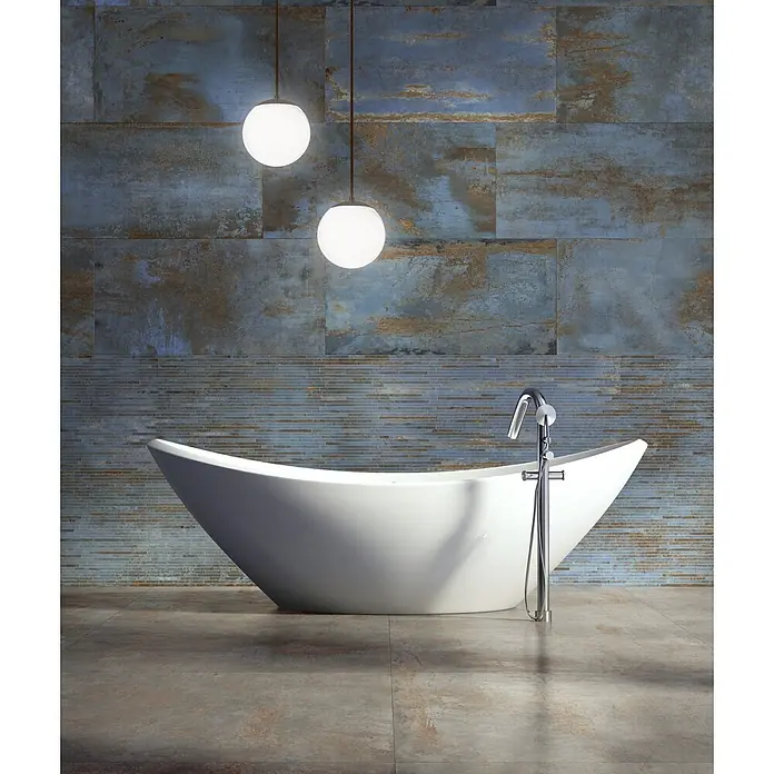 Feinsteinzeug in blauer Metalloptik 30x60 - Italienische Fliesen -  - Weiße freistehende Badewanne mit Chromarmatur in modernem Badezimmer mit blauen, verrosteten Fliesen.