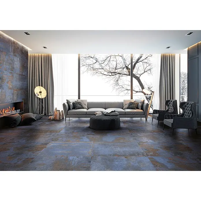 Feinsteinzeug in blauer Metalloptik 30x60 - Italienische Fliesen -  - Abgenutzter blau-rostfarbener Fliesenboden in modernem Wohnzimmer.