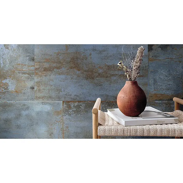 Feinsteinzeug in blauer Metalloptik 30x60 - Italienische Fliesen -  - Großformatige blau-graue und rostfarbene Fliesen mit Oxidmetall-Effekt an einer Wand.