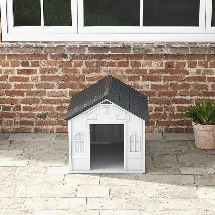 PawHut Hundehütte Grau 65L x 75,7B x 63H cm -  - Weiße Kunststoff-Hundehütte mit dunkelgrauem Ziegeldach auf einer Terrasse vor einer Ziegelwand. Ideal für den Außeneinsatz.
