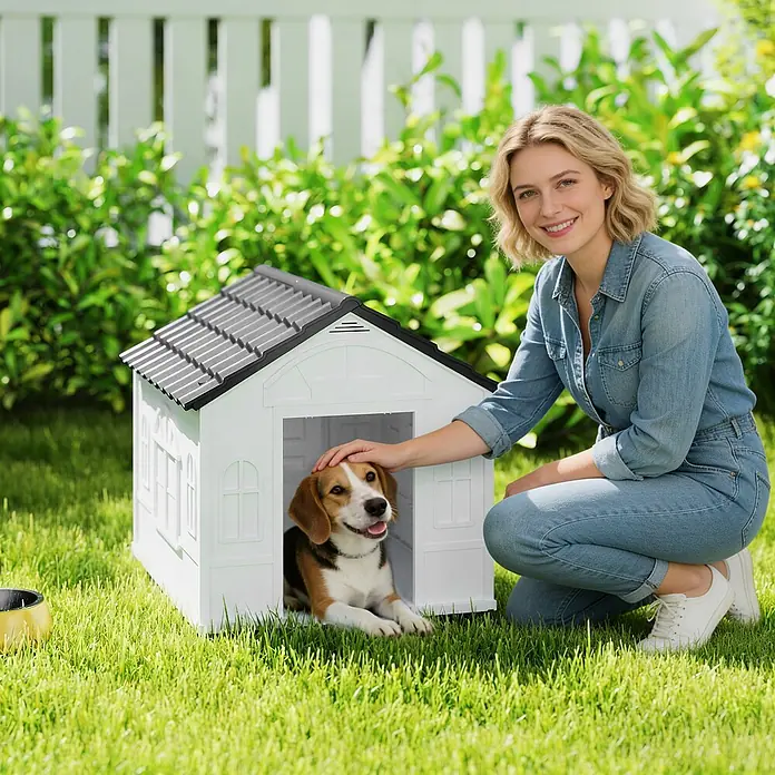 PawHut Hundehütte Grau 65L x 75,7B x 63H cm -  - Weißes Hundehaus mit grauem Dach, ein Beagle ruht darin und wird von einer Person gestreichelt.