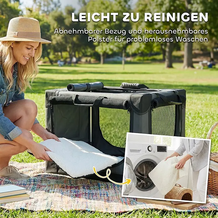 PawHut Katze Transporttasche Grün 60L x 42B x 43H cm -  - Eine Frau legt ein waschbares, weißes Kissen in eine schwarze Haustiertransportbox. Ein Bild zeigt das Kissen in einer Waschmaschine.