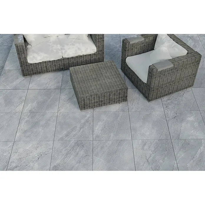 Feinsteinzeug in grauer Steinoptik 60x60, 20 mm, rutschhemmend -  - Graue, gemusterte Outdoor-Bodenfliesen, die eine stilvolle Basis für geflochtene Gartenmöbel bilden.