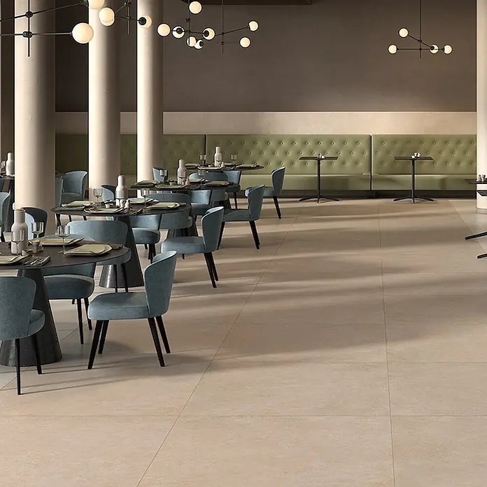 Feinsteinzeug in beiger Betonoptik 120x120 - Italienische Fliesen -  - Helle beige Bodenfliesen in einem modernen Restaurantambiente.