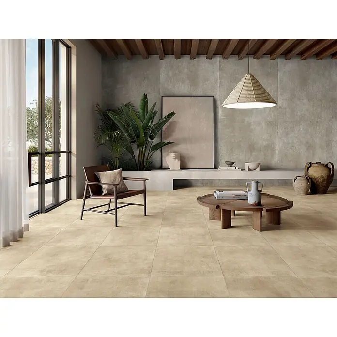 Feinsteinzeug in beiger Harzoptik 80x80 - Italienische Fliesen -  - Große hellbeige, strukturierte Bodenfliesen in einem modernen, sonnendurchfluteten Wohnzimmer.