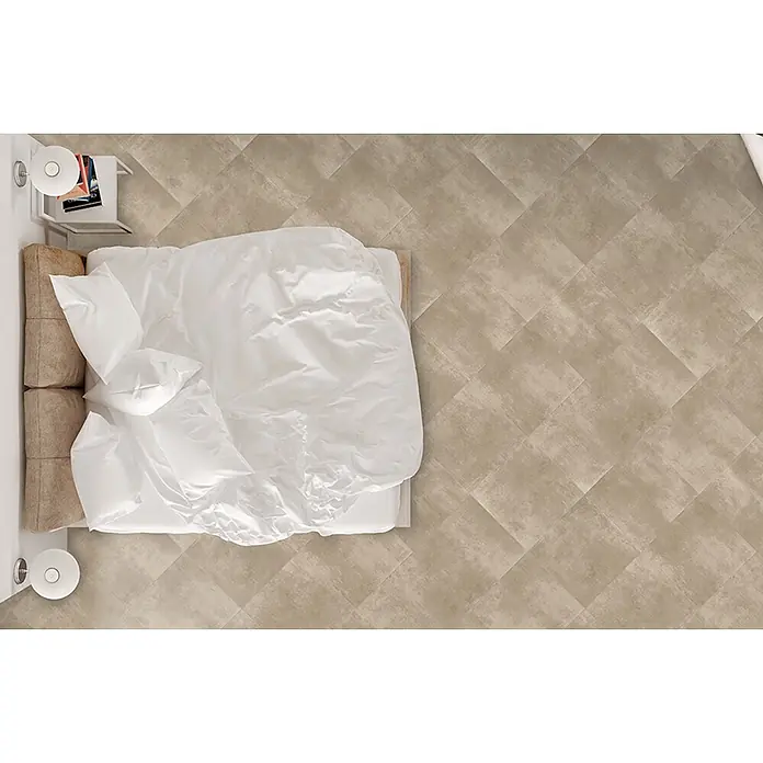 Feinsteinzeug in beiger Harzoptik 80x80 - Italienische Fliesen -  - Helle, strukturierte Bodenfliesen in beigem Braun im Diagonalmuster eines Schlafzimmers.
