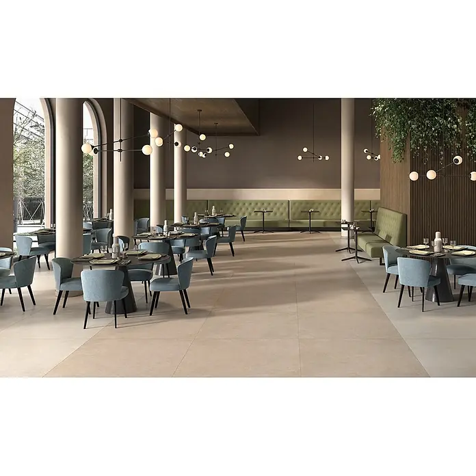 Feinsteinzeug in beiger Betonoptik 120x120 - Italienische Fliesen -  - Helle, beigefarbene quadratische Bodenfliesen in einem modernen Restaurant, die einen sauberen und geräumigen Look bieten.