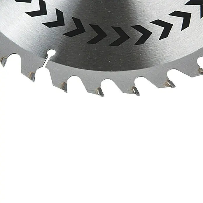 Craftomat Disco de sierra HM - 230 mm, Orificio: 30 mm, 34 ud. - Primer plano de una hoja de sierra circular con dientes afilados y marcas de flecha. Ideal para trabajos de madera y proyectos de sierra.
