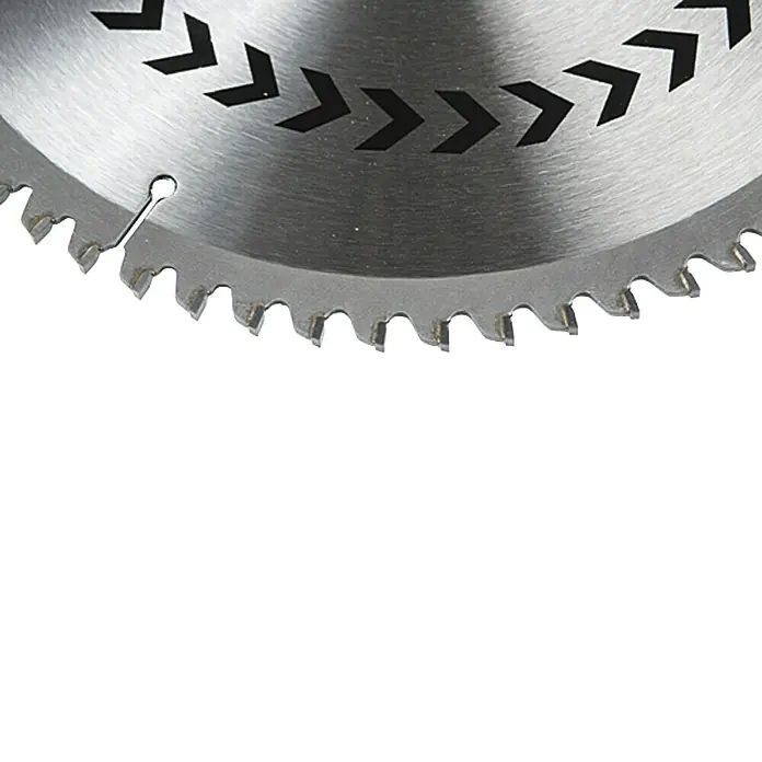 Craftomat Disco de sierra HM aluminio - 230 mm, Orificio: 30 mm, Número de dientes: 64 ud. - Primer plano de una hoja de sierra circular con dientes afilados e indicadores de dirección. Ideal para carpintería de precisión.