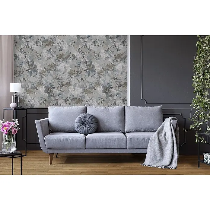 Dekorierte Wandfliese aus Feinsteinzeug 01 60x120 - Italienische Fliesen -  - Ein hellgraues Stoff-Dreisitzer-Sofa mit rundem Kissen und Überwurfdecke in einem modernen Wohnzimmer.