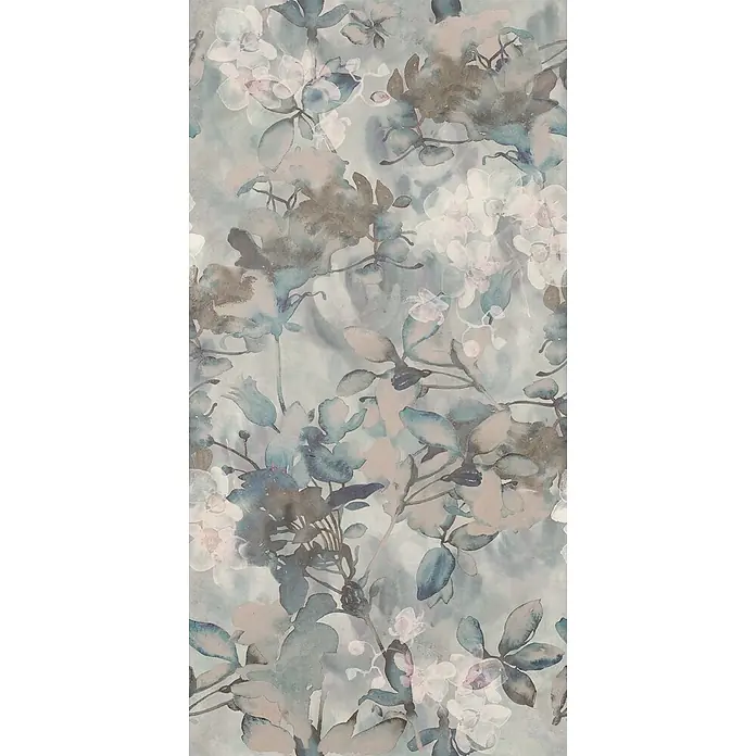 Dekorierte Wandfliese aus Feinsteinzeug 01 60x120 - Italienische Fliesen -  - Aquarell-Blumenmuster in Blau, Grau und Zartrosa mit zarten Blüten und Blättern.