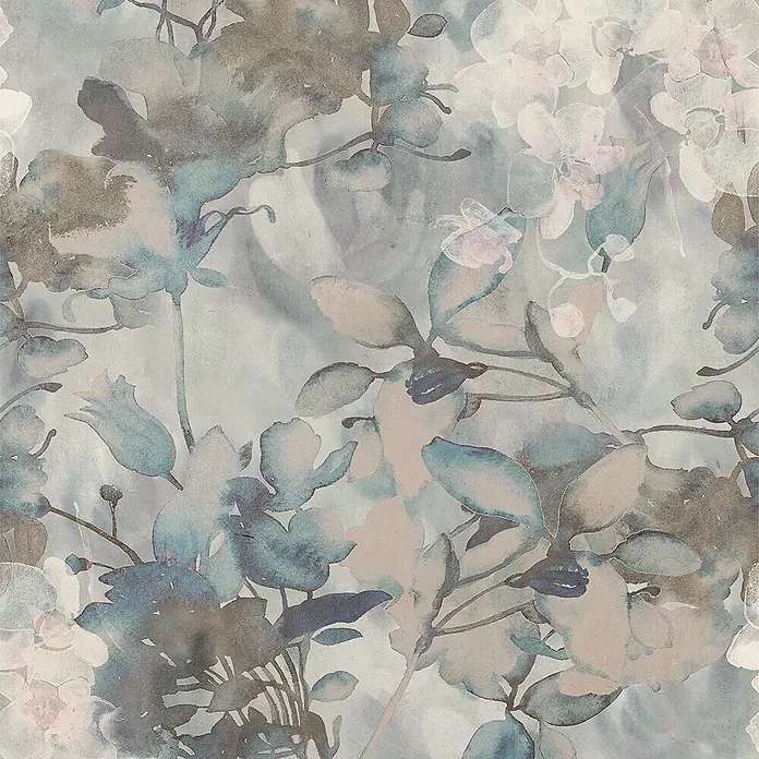 Dekorierte Wandfliese aus Feinsteinzeug 01 60x120 - Italienische Fliesen -  - Gedämpftes Aquarell-Blumenmuster mit abstrakten Blüten und Blättern in Blau-, Grau- und zarten Rosatönen.