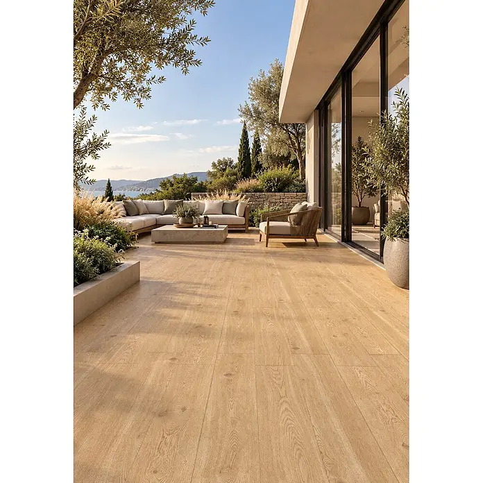 Feinsteinzeug in hellbraun Holzoptik 20x120 - Italienische Fliesen -  - Heller Holzoptik-Bodenbelag für den Außenbereich schafft eine geräumige Terrasse, ergänzt durch moderne Loungemöbel und Grünpflanzen.