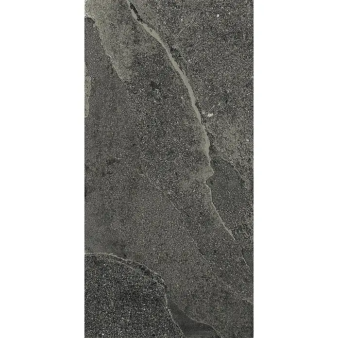 Feinsteinzeug-Fliese in dezenter schwarzer Steinoptik 30x60 - Ital. Fliesen -  - Dunkelgraue, strukturierte Stein- oder Fliesenoberfläche mit natürlichen helleren Äderungen.