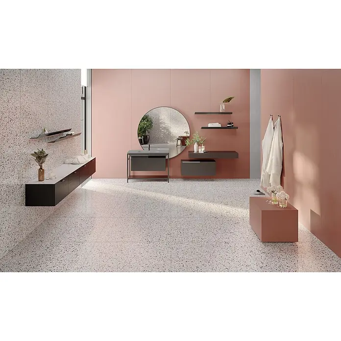Feinsteinzeug in farbiger rosafarbener Betonoptik 60x120 - Ital. Fliesen -  - Modernes Badezimmer mit hellen Terrazzofliesen an Boden und Wand, ergänzt durch rosa Wände und dunkle Möbel.