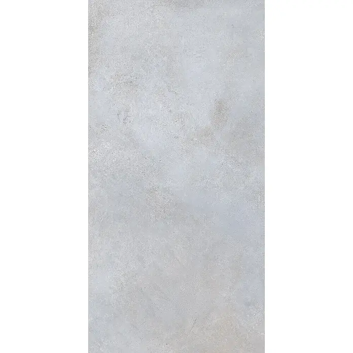 Feinsteinzeug in metallischer hellgrauer Betonoptik 60x120 - Ital. Fliesen -  - Helle graue Betonoberfläche mit subtiler, abgenutzter Textur.