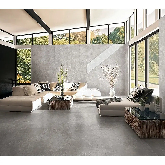 Feinsteinzeug in hellgrauer Harzoptik 80x80 - Italienische Fliesen -  - Großformatige graue Bodenfliesen schaffen einen eleganten, modernen Look in einem geräumigen Wohnzimmer.