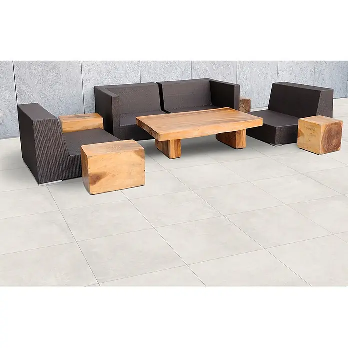 Feinsteinzeug in gewachster weißer Betonoptik 60x120 - Italienische Fliesen -  - Dunkelbraune geflochtene Outdoor-Sofagarnitur mit hellem Naturholz-Couchtisch und Beistelltischen.