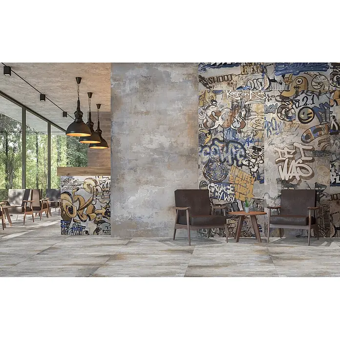 Dekorierte Graffiti-Feinsteinzeug Wandfliese in Grau 60x120, Ret -  - Moderne Lounge mit Betonstrukturwänden und -boden, einer Graffiti-Akzentwand und industriellen Hängelampen.