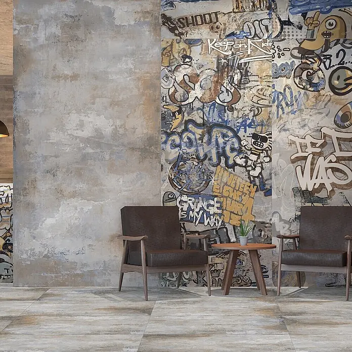 Dekorierte Graffiti-Feinsteinzeug Wandfliese in Grau 60x120, Ret -  - Großformatige Bodenfliesen in Betonoptik mit distressed-Effekt in Grau- und Beigetönen, in einem modernen Interieur.