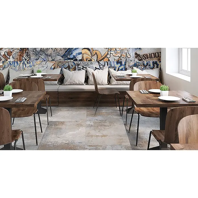 Dekorierte Graffiti-Feinsteinzeug Wandfliese in Grau 60x120, Ret -  - Modernes Restaurantinterieur mit Holztischen, Stühlen und Sitzbank. Mit Graffiti-Wand und strukturierten Bodenfliesen.