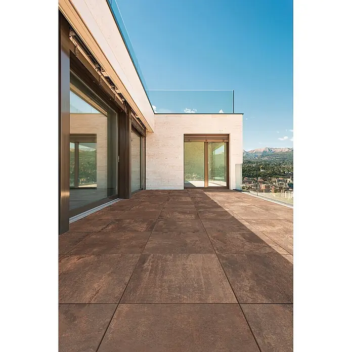 Feinsteinzeug in Metalloptik 60x60, 20 mm, rutschhemmend - Ital. Fliesen -  - Große, dunkelrotbraune Outdoor-Fliesen mit oxidierter Optik auf einer Terrasse.