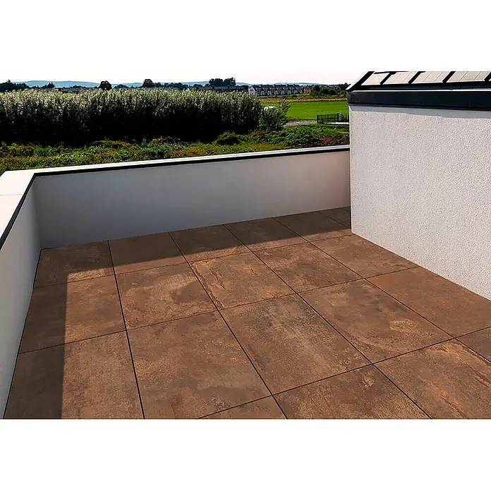 Feinsteinzeug in Metalloptik 60x60, 20 mm, rutschhemmend - Ital. Fliesen -  - Rustikale braun-bronzefarbene Terrassenfliesen auf einer Außenterrasse.