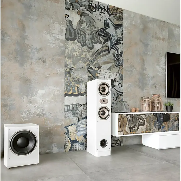 Dekorierte Graffiti-Feinsteinzeug Wandfliese in Grau 60x120, Ret -  - Weißer Standlautsprecher und passender weißer Subwoofer in einem modernen Raum mit Graffiti-Wandkunst, ergänzen das Entertainment-Setup.