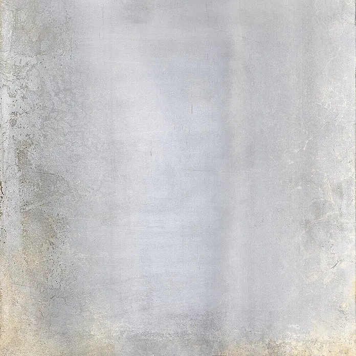 Feinsteinzeug in oxidierter grauer Metalloptik 60x60 - Italienische Fliesen -  - Helle graue, distressed Metall- oder Betontextur mit subtilen warmen braunen/beigen Akzenten.