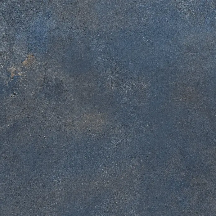 Feinsteinzeug in metallischer blauer Betonoptik 60x60 - Ital. Fliesen -  - Dunkelblaue, distressed Fliese im Industriestil mit braunen Untertönen, ideal für robuste Wand- oder Bodenanwendungen.