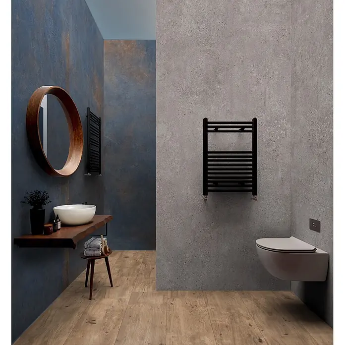 Feinsteinzeug in metallischer blauer Betonoptik 60x60 - Ital. Fliesen -  - Zwei schwarze vertikale Handtuchwärmer mit horizontalen Stangen, an Wänden in einem modernen Badezimmer montiert.