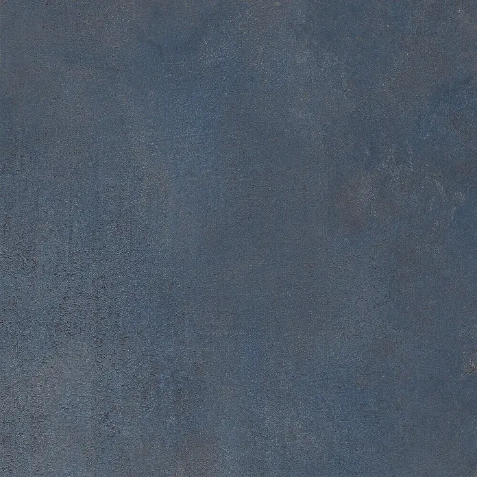 Feinsteinzeug in metallischer blauer Betonoptik 60x120 - Ital. Fliesen -  - Dunkelblaue, texturierte Materialoberfläche mit industrieller Ästhetik, ideal für Böden oder Wände.