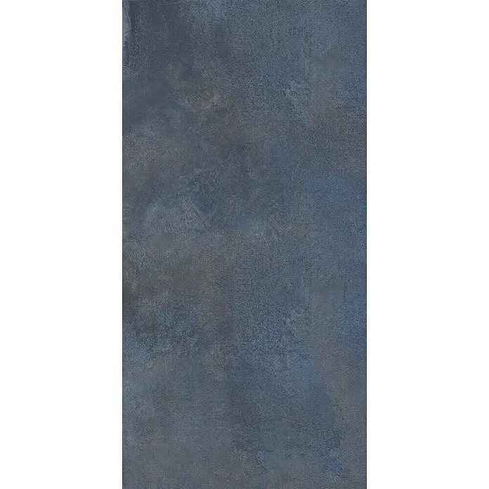 Feinsteinzeug in metallischer blauer Betonoptik 60x60 - Ital. Fliesen -  - Texturierte dunkelblaue Oberfläche mit gealterter, industrieller Ästhetik.