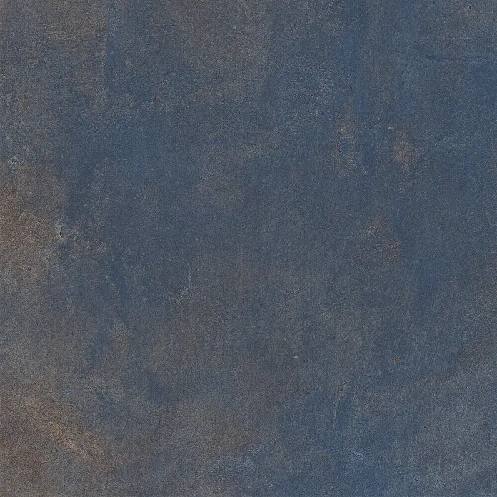 Feinsteinzeug in metallischer blauer Betonoptik 60x120 - Ital. Fliesen -  - Abgenutzte dunkelblau-graue Industrieoberfläche mit dezentem rotbraunem Rosteffekt.